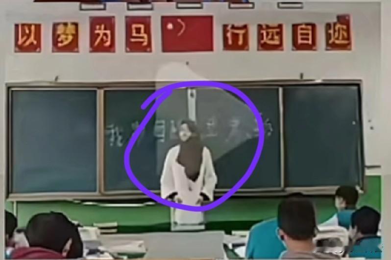 9月开学后，青海某地一名女教师因在课堂多次佩戴黑色头巾授课，被学生家长举报。当地