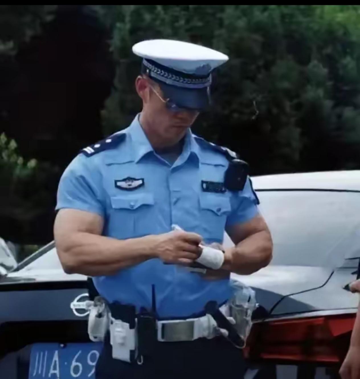 就凭这肌肉发达的双臂，施瓦辛格般的体魄，随便往那一站，对罪犯都是满满的压迫感！这