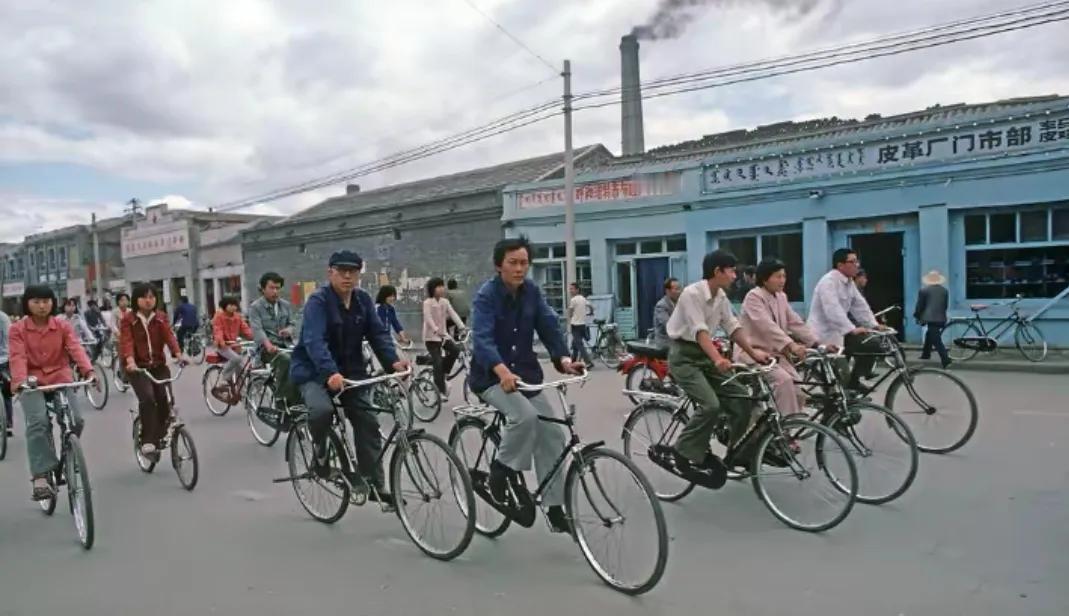 这是1985年前后呼和浩特市旧城区未改造前的大北街、大南街照片，图一今天的大北街