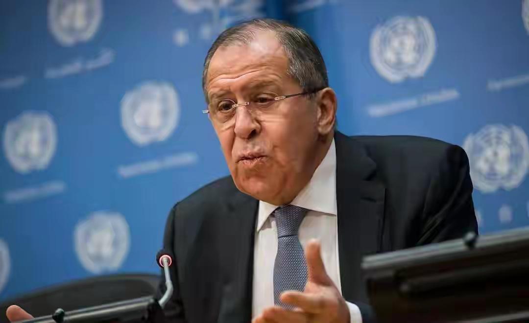 拉夫罗夫公开喊话了！俄罗斯外长拉夫罗夫在接受媒体访问时公开表示，乌克兰禁止使用俄