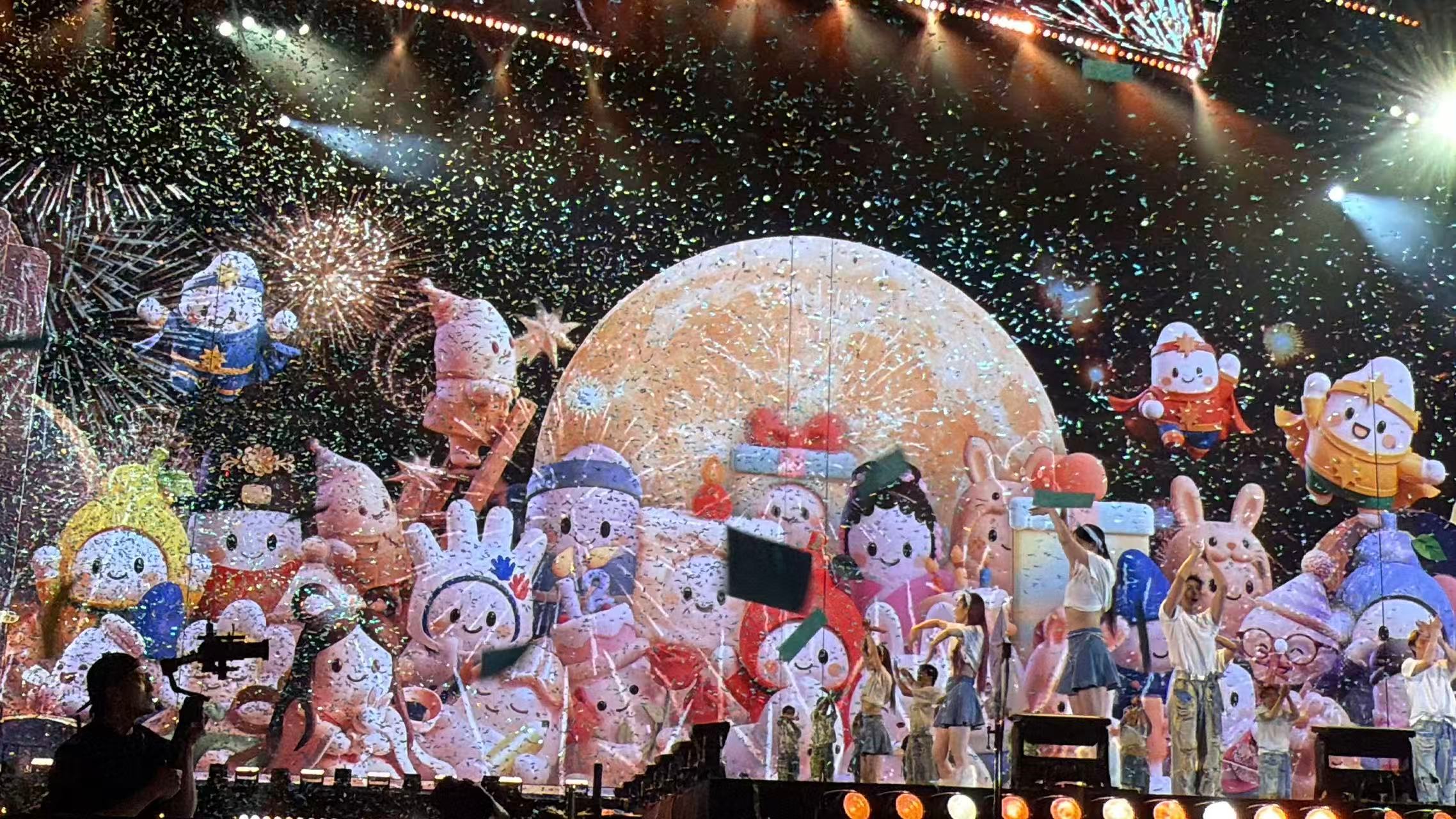 周深[超话]周深一转身看到生日快乐 好幸福的一大家子 ​​​