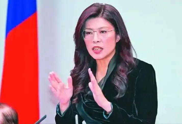 郑丽文太让人吃惊了！

在参观访问清华附中的时候，她一激动，直接半开玩笑地说要把