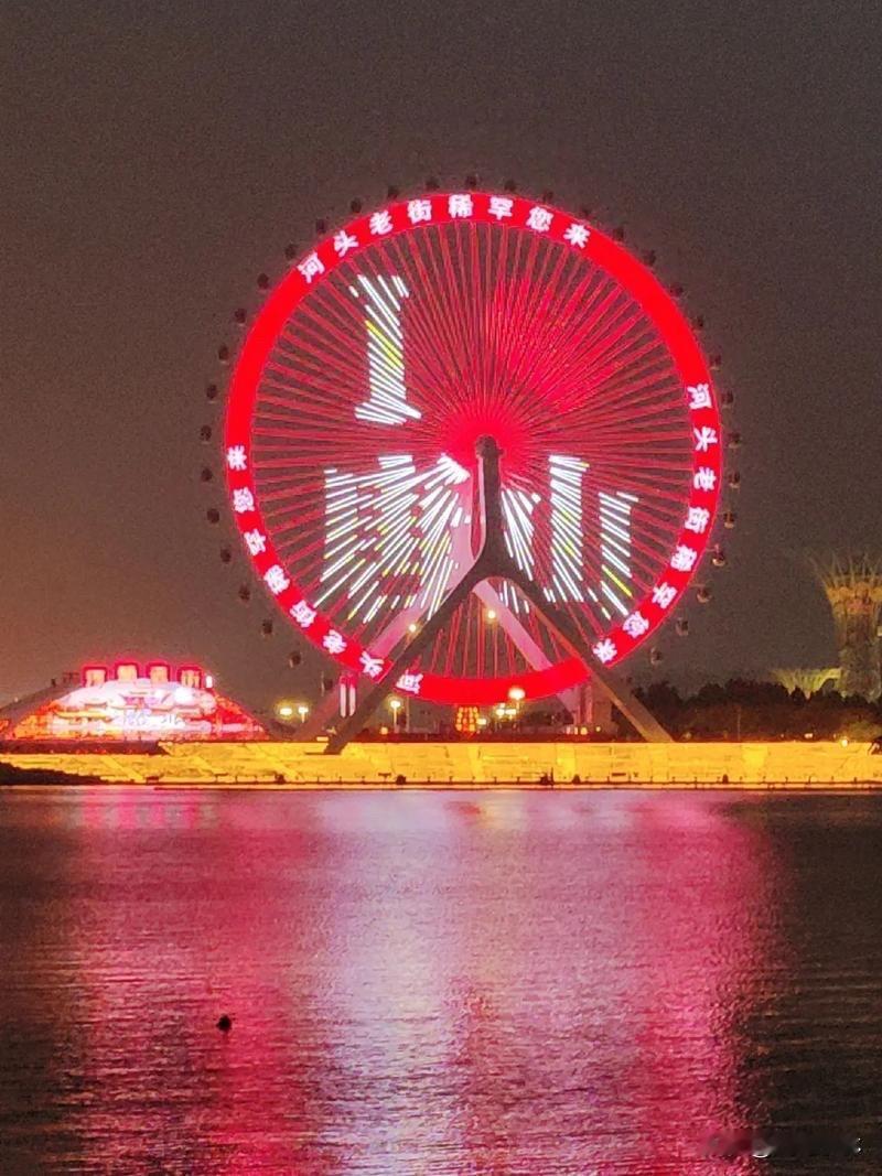 唐山河头老街最大的特色，是依托运河水系，把“盛唐夜景”和“沉浸式演艺”做到了极致