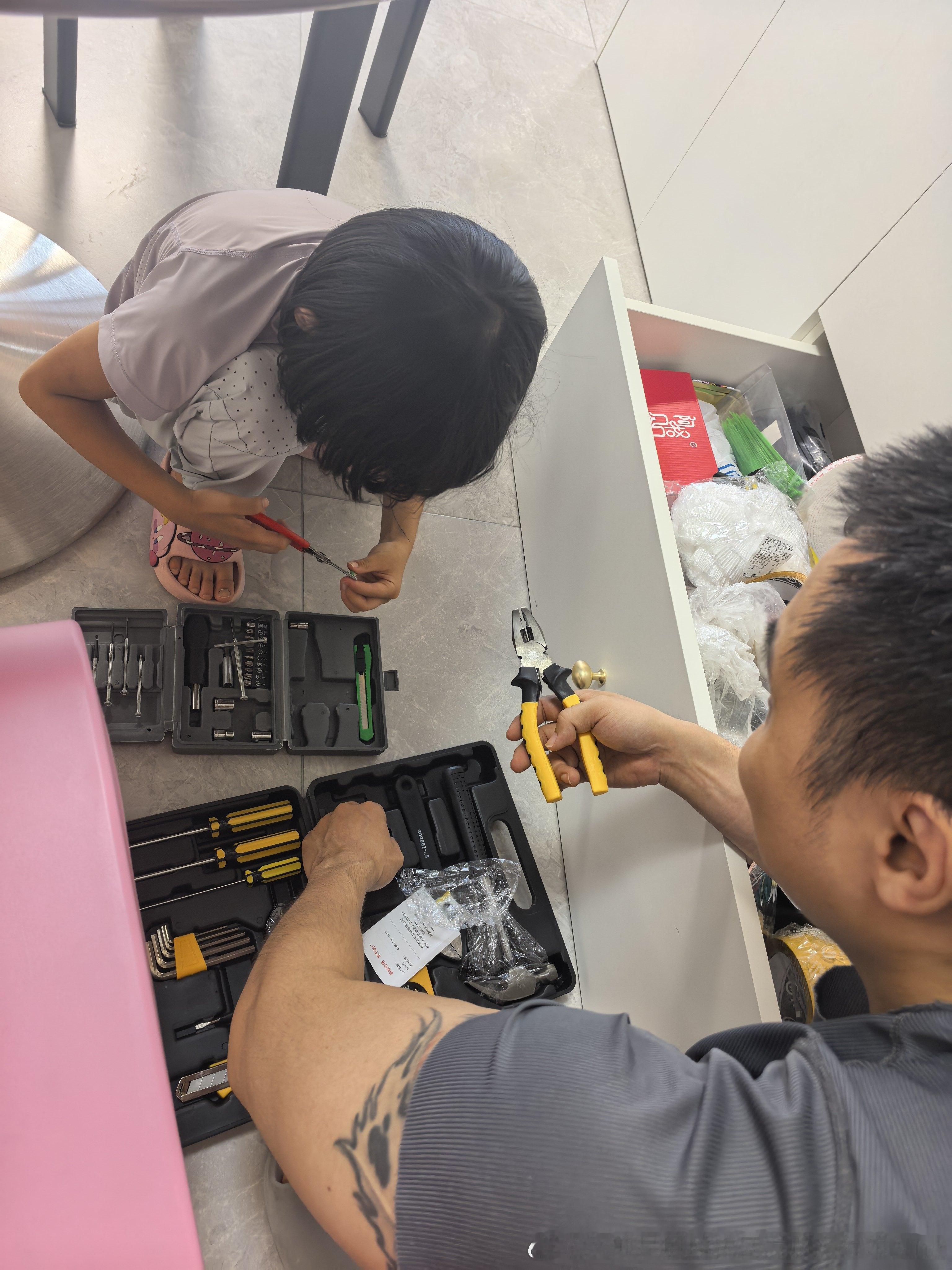 真快啊 团子已经到了可以捣鼓爸爸工具的年纪了妮娜一家饭团团成长记