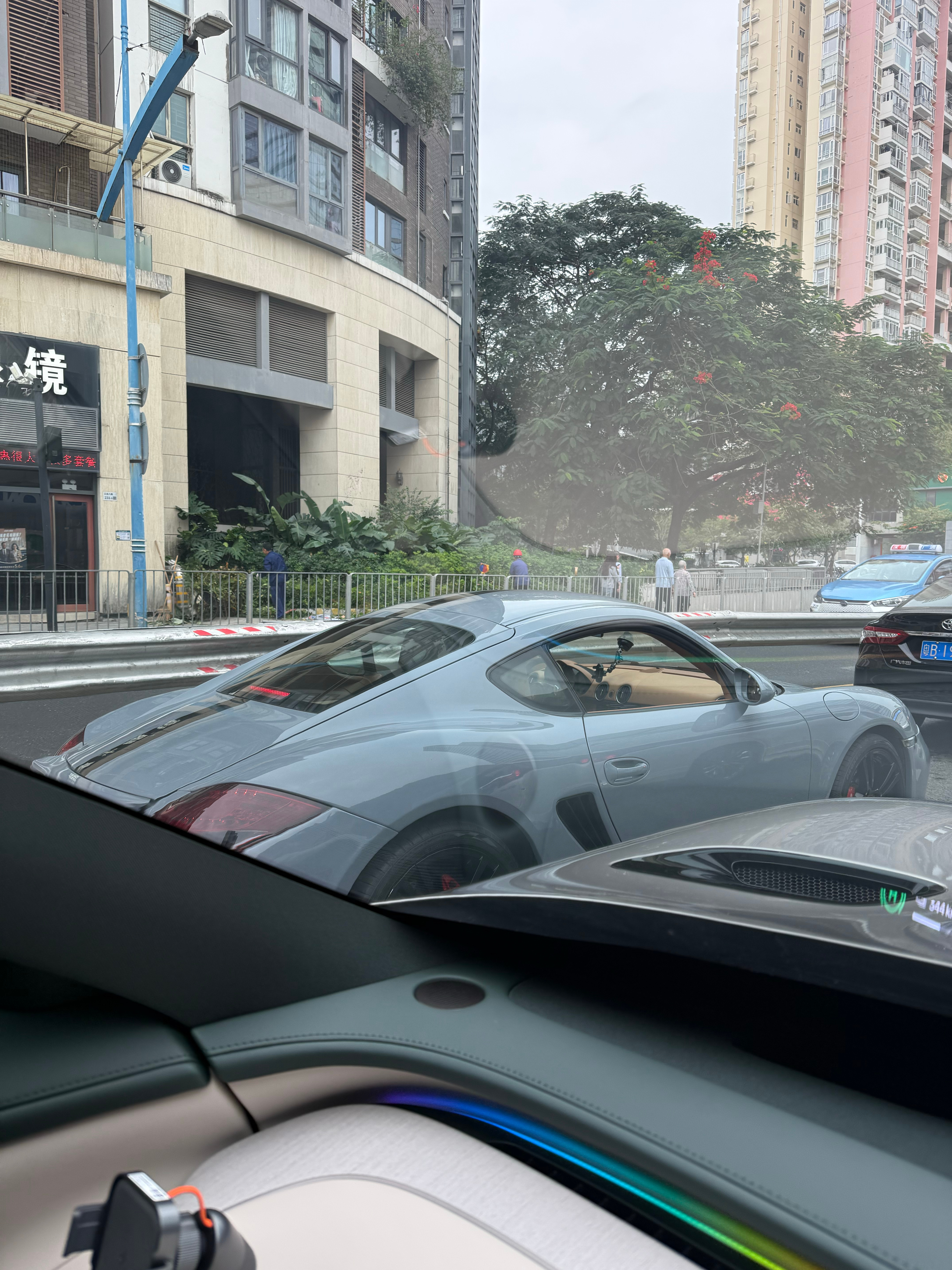 你们觉得这个保时捷只卖十万块的话值吗[笑而不语]  ​​​