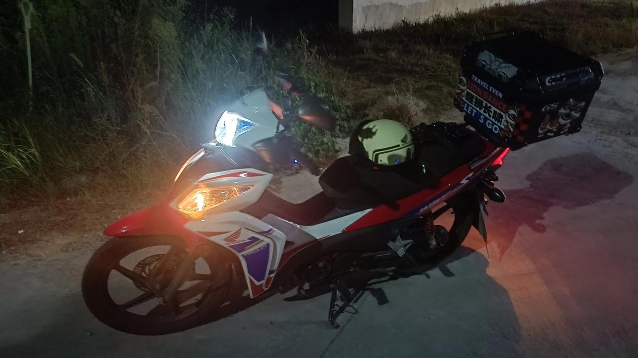 头盔是最重要的护具，不管骑什么摩托车，头盔必须要佩戴好，这样才能有效的保护我们骑