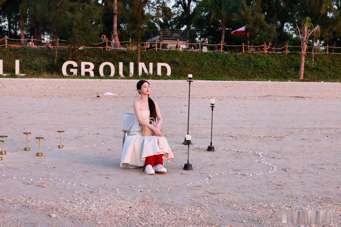 虞书欣明媚感  虞书欣明媚少女落日大片！海边落日下，少女明媚且耀眼，真的太美了！