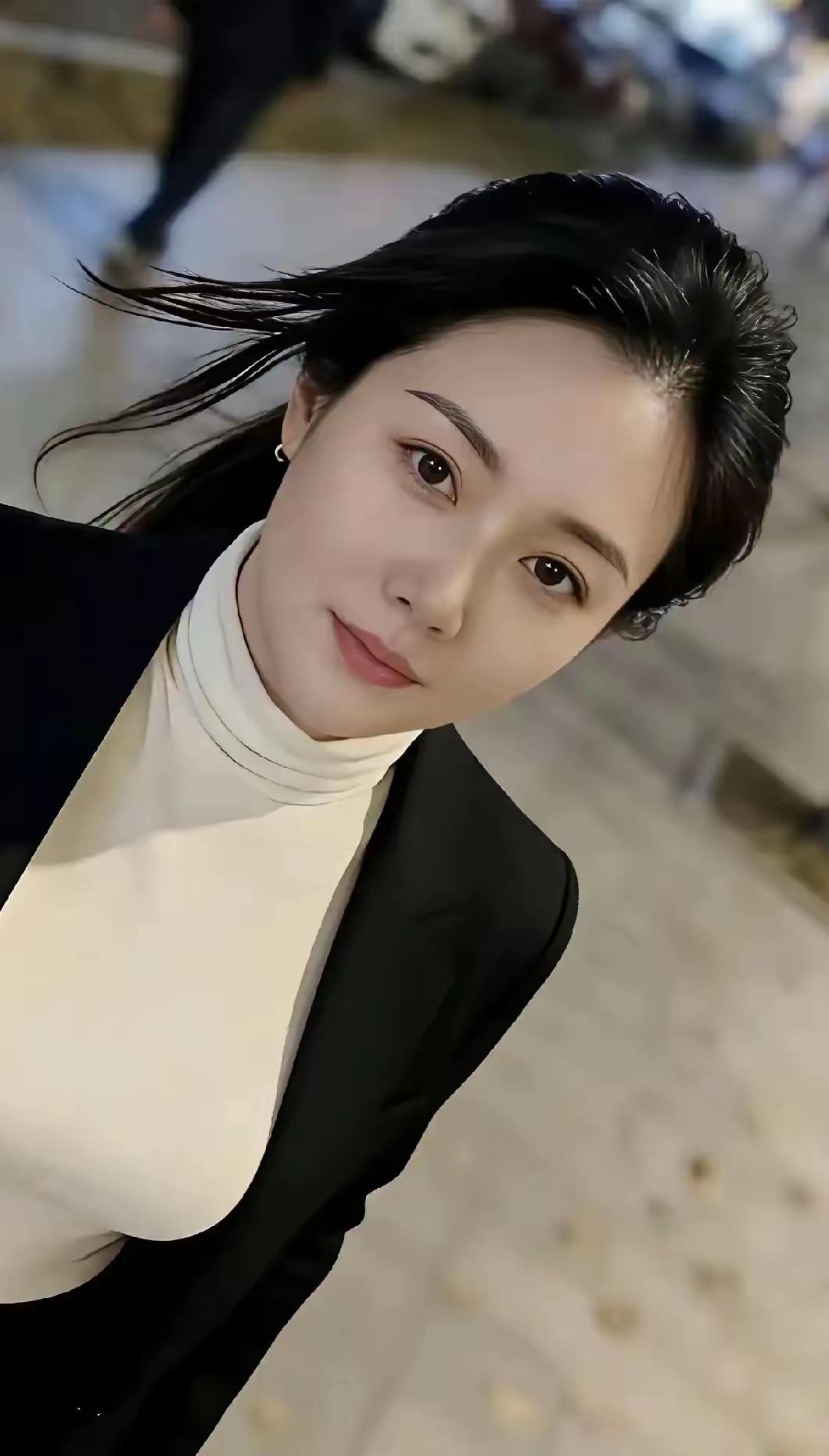 成熟稳重的美女你喜欢吗?成熟稳重的女人相信人人都会喜欢的，她能给你带来视觉和心灵