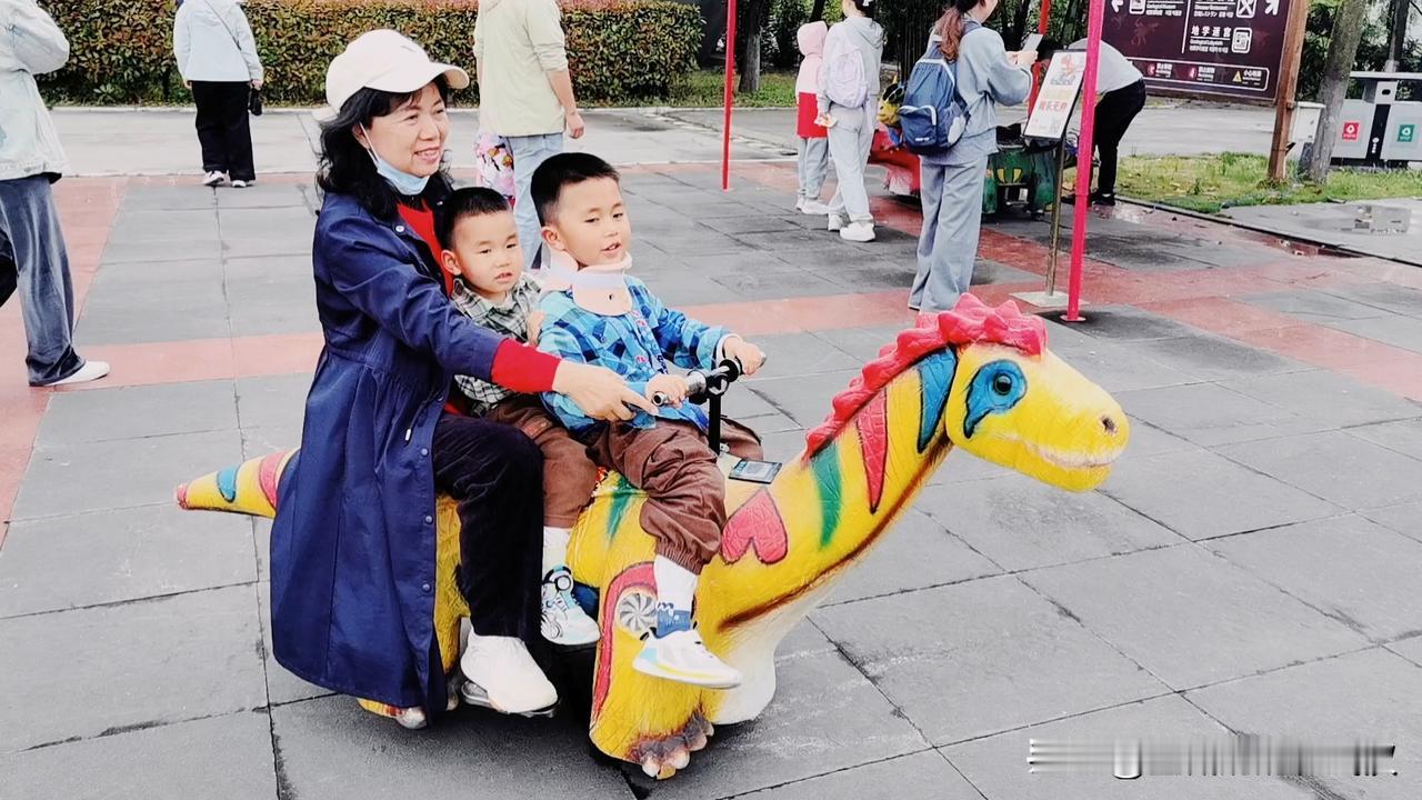 我来武汉带孙子已经5年多了。

时间过得好快，我的身体也比以前差了很多，腰疼腿疼