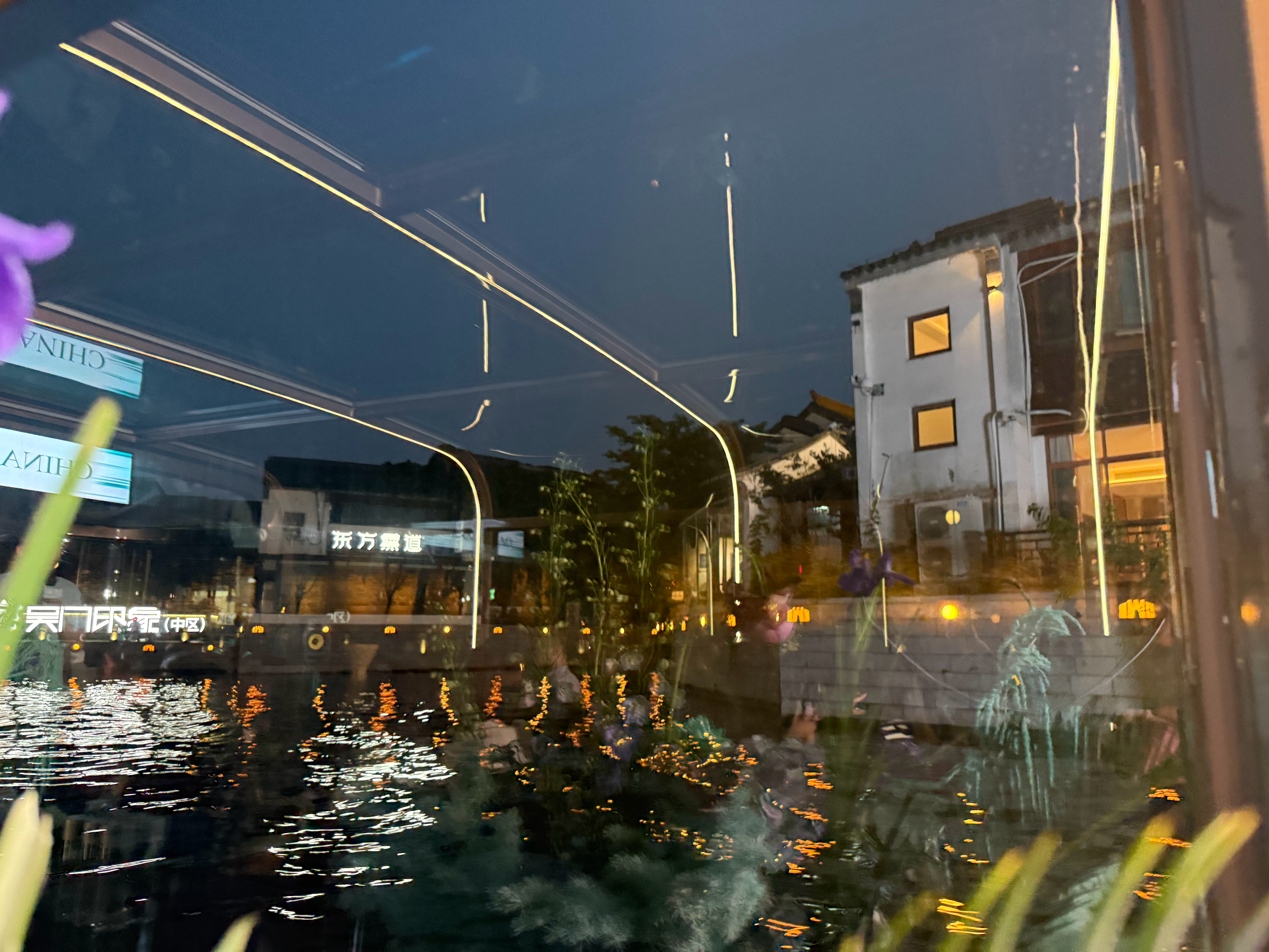 夜游苏州古运河，太美了，苏州的夜景真的太棒了，大家一定要来体验一下，可以说古色古