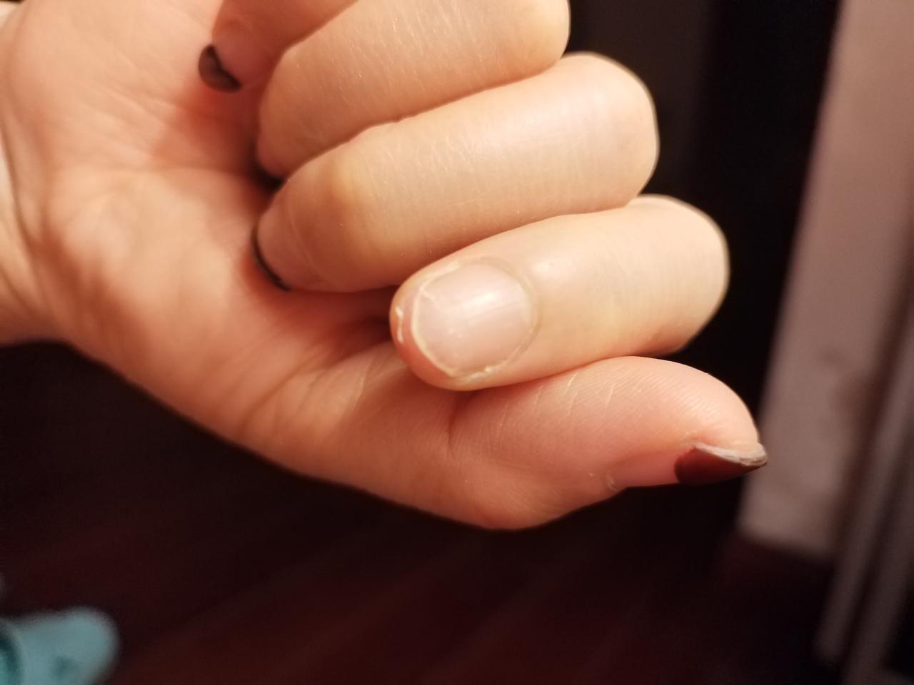 美甲好看是好看但是特别伤指甲，我这次做的美甲构建做的特别好，都两个月了，一直没有