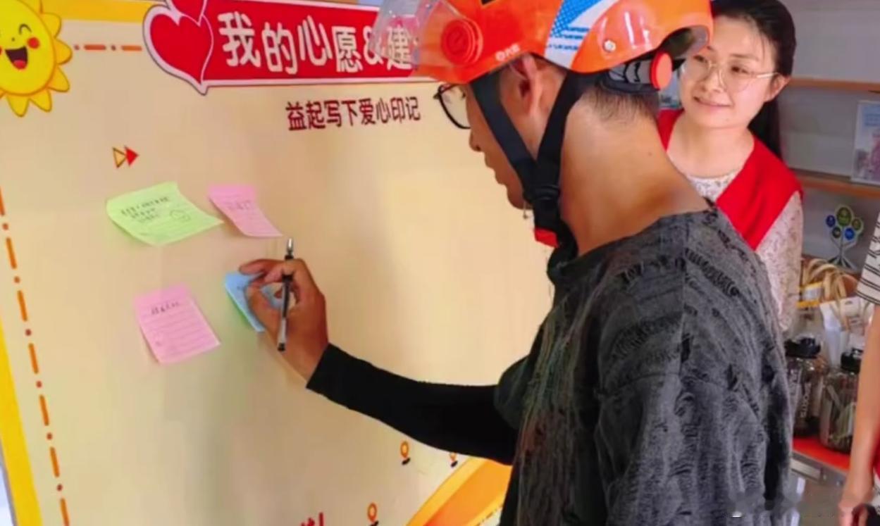 台州工会为骑手送上夏日凉意工会开展暖新关爱活动，为骑手送上防暑清凉礼包，倾听骑手
