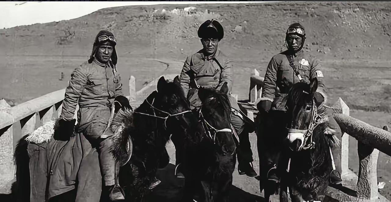 1944年，侦察员跑来报告：“有骑兵！”团长镇定问多少，对方结巴：“1……1个师