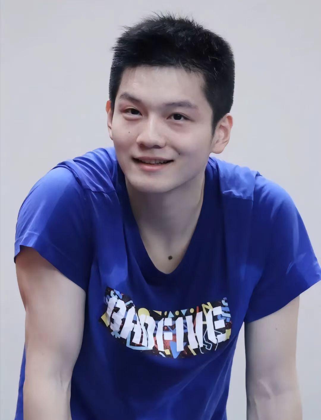 长年累月征战赛场，满身荣誉为国争光，从奥运冠军到世乒赛传奇，他用汗水铸就乒乓辉煌