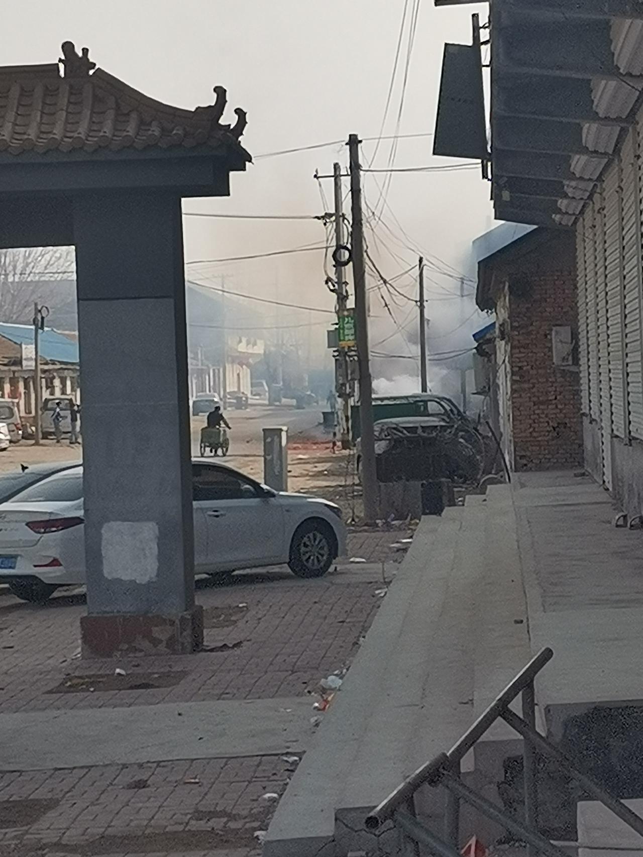 大年初八这天，小镇像是被新年注入了活力剂。沿街的门市纷纷选择这天集中开业，期待能