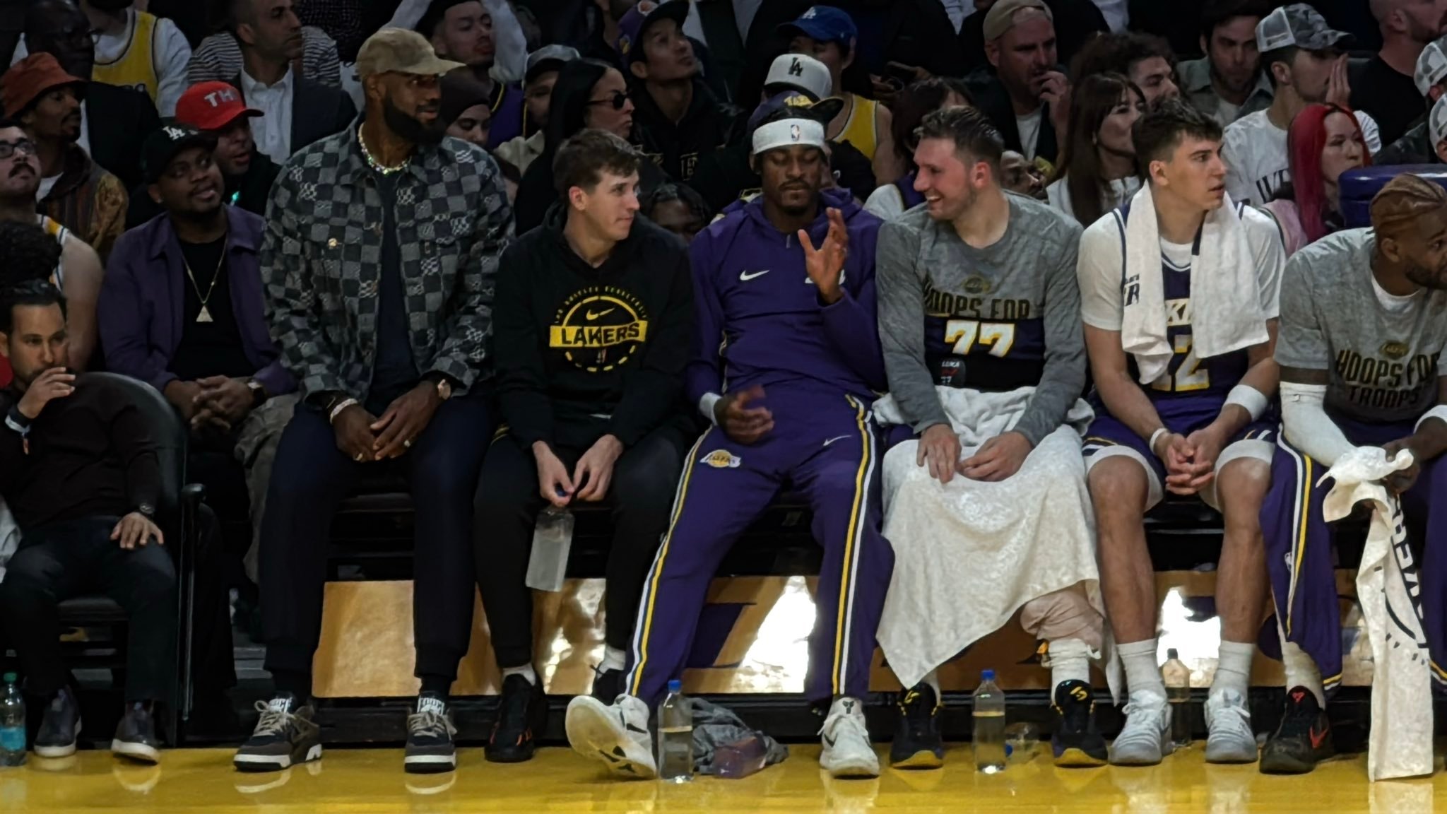 透过现象看本质，是一个“反复横跳”的过程，本质对于站在不同位置的人来说也是不同的