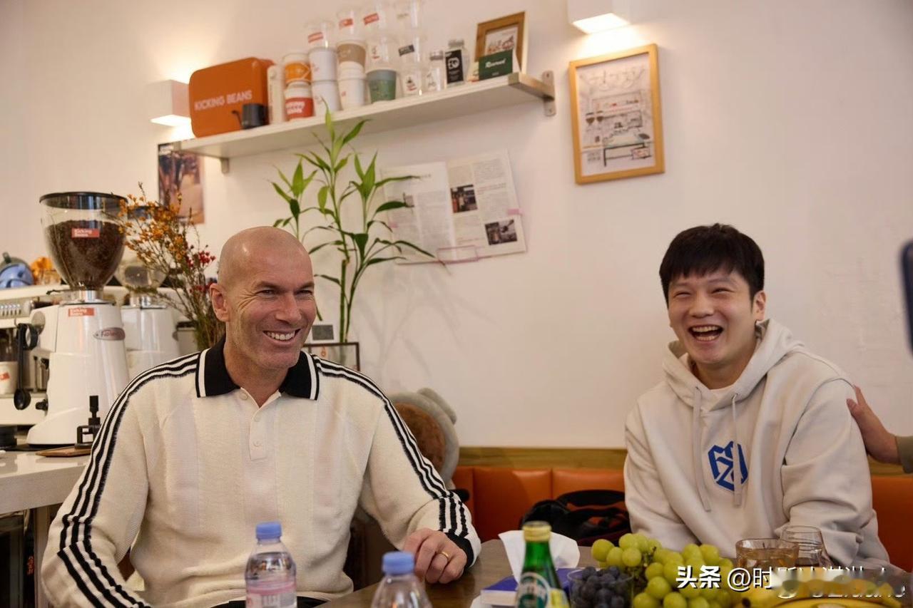 所以樊振东带齐达内逛了街喝了咖啡打了球是吗？[呲牙]

刚刚齐达内又晒出很多照片