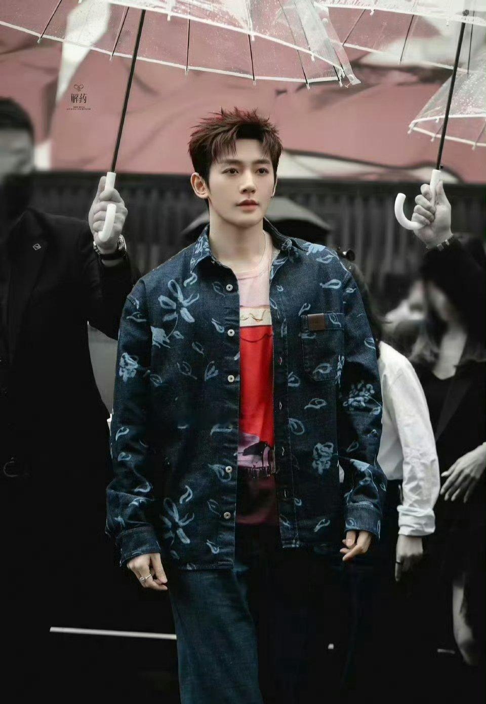 邓为像穿了红色肚兜邓为直播古早潮男味儿本来就光盯邓为帅气的脸去了，没想到看到词条