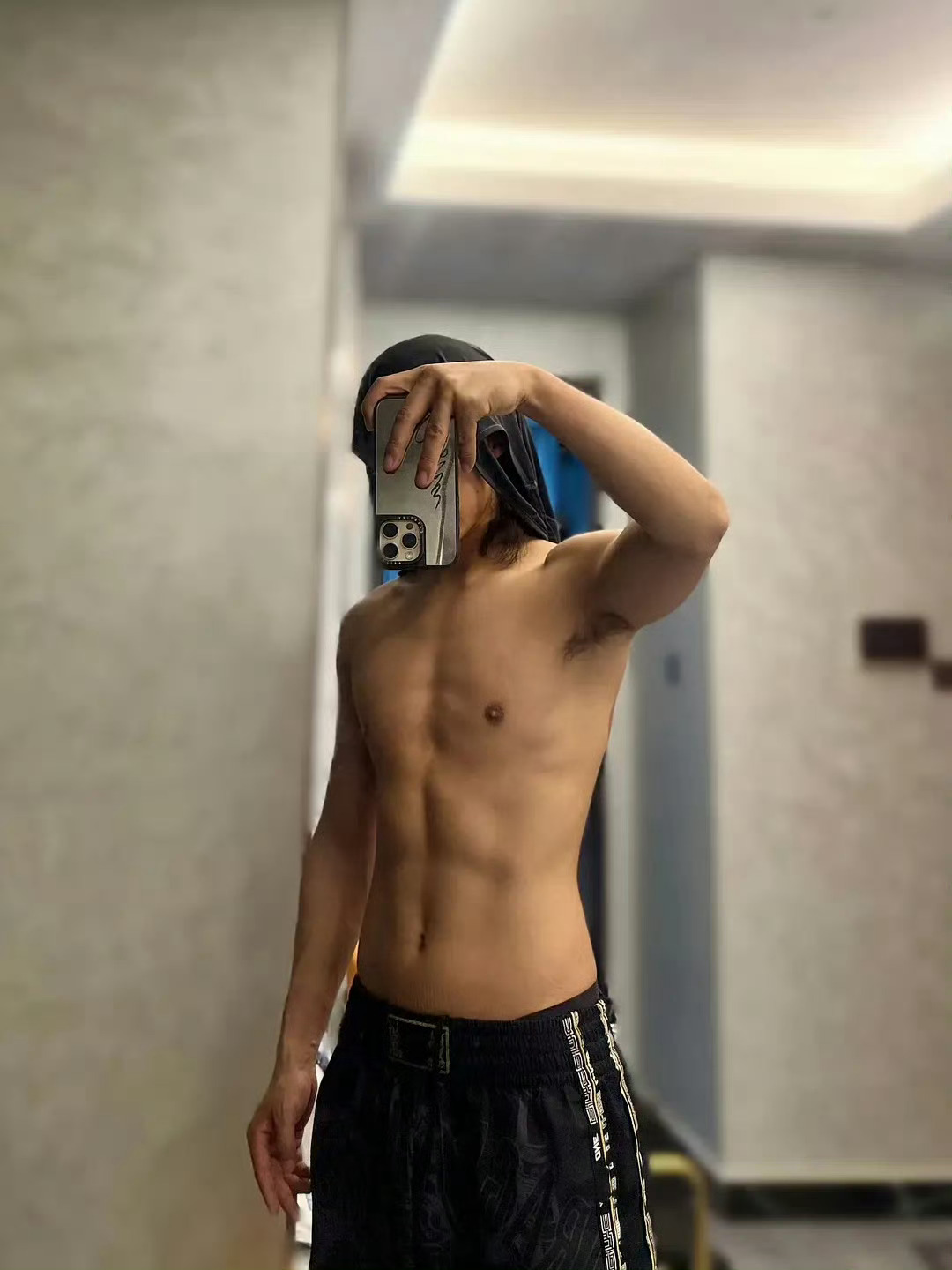 此沙被审判我以为咋了，原来是此沙脱鞋了……真是的，脱衣服时候怎么不审判呢？嬷粉喜