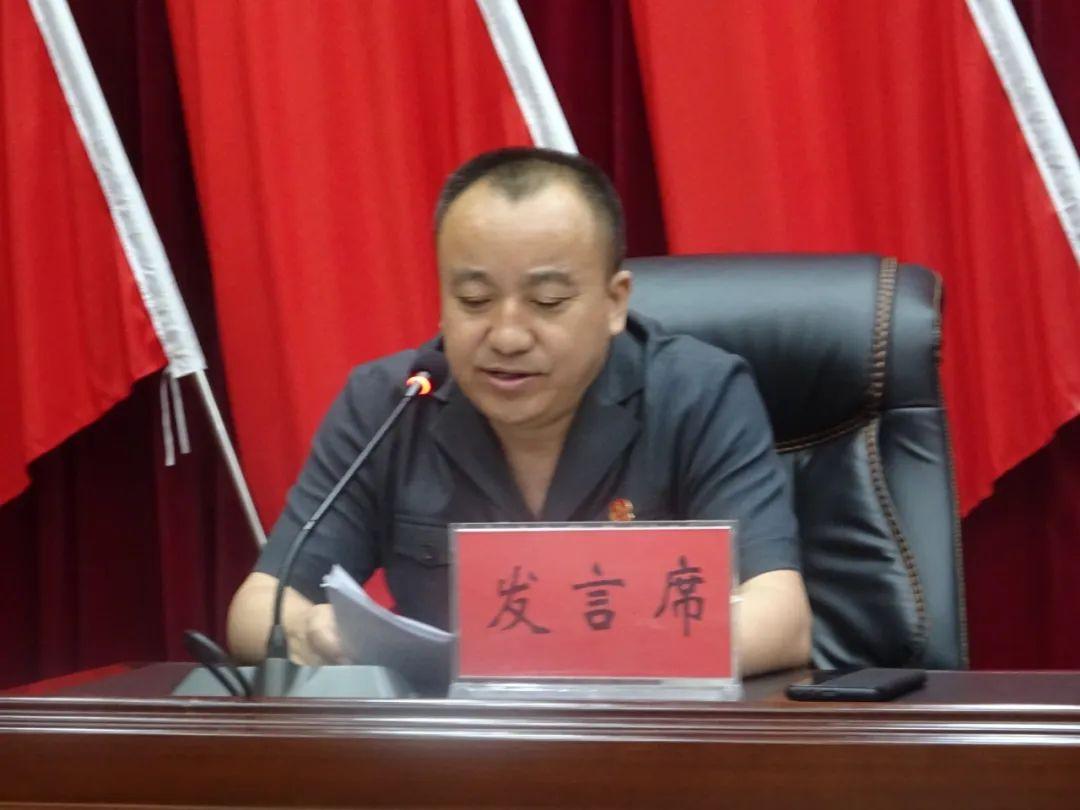 吕梁吕庭长，目测50岁左右，两年前，刚晋升，肯定从法官一步一步干上来的，工作能力