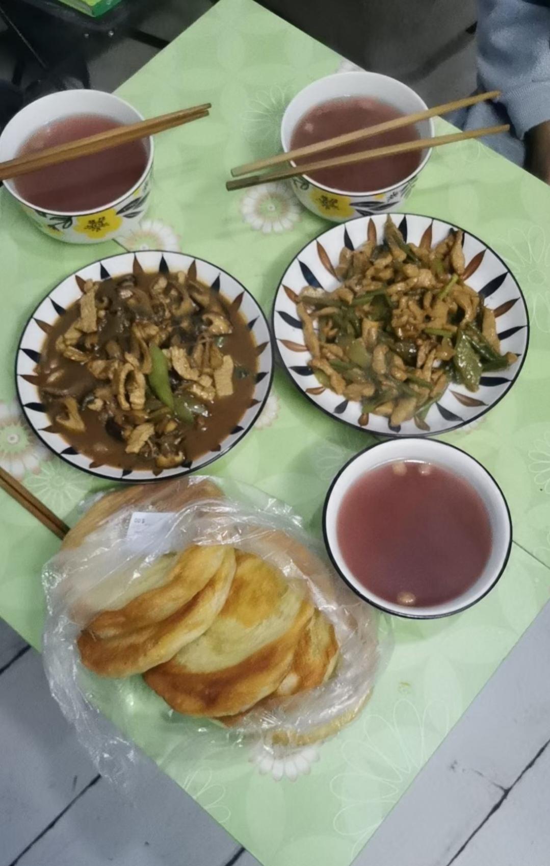 下午发了几张照片，转眼到了吃饭时间。干脆把做好的晚餐也分享出来，想吃的就来吧，添