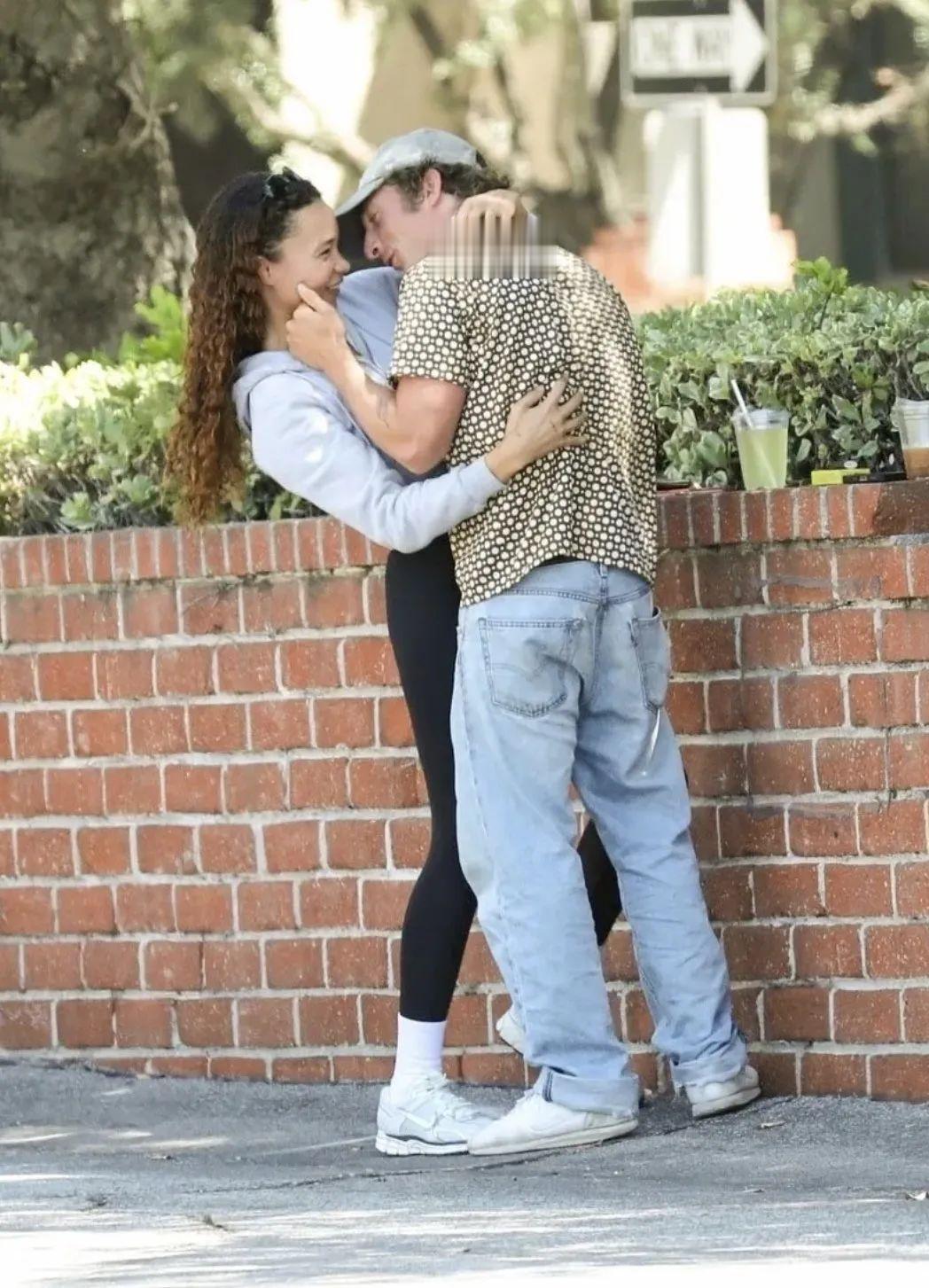 Jeremy Allen White 街头亲嘴。
刚刚宣布离婚的 Jeremy 