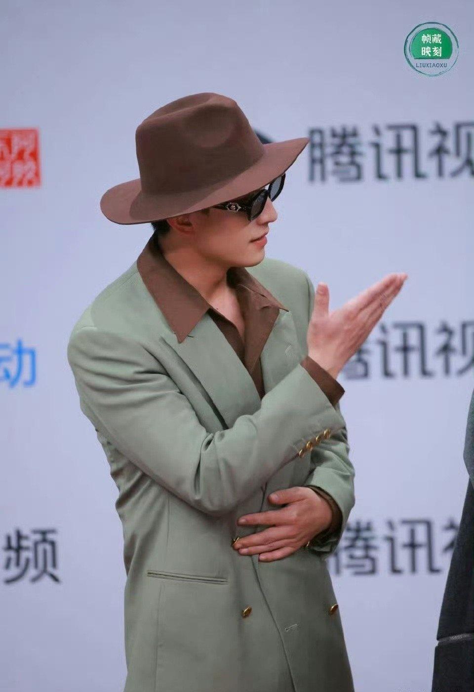 度假老钱风 总结：刘萧旭的“度假老钱风”造型，是一次审美与气质的双重胜利。他证明