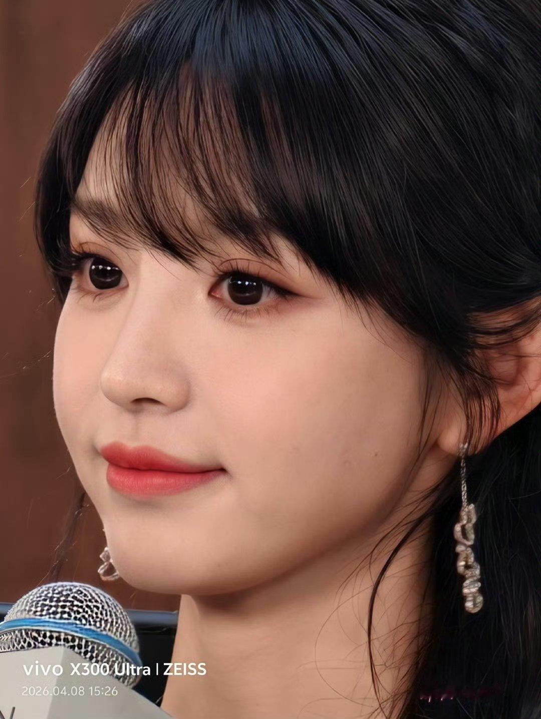 田曦薇活动发言谁来懂懂这张怼脸真的超可爱超美 