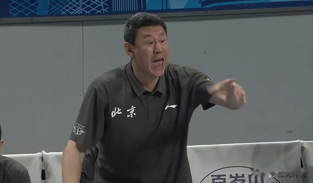 CBA季后赛京粤大战G3，一共才76个回合惊现62个罚球，坐拥主场的北京首钢居然