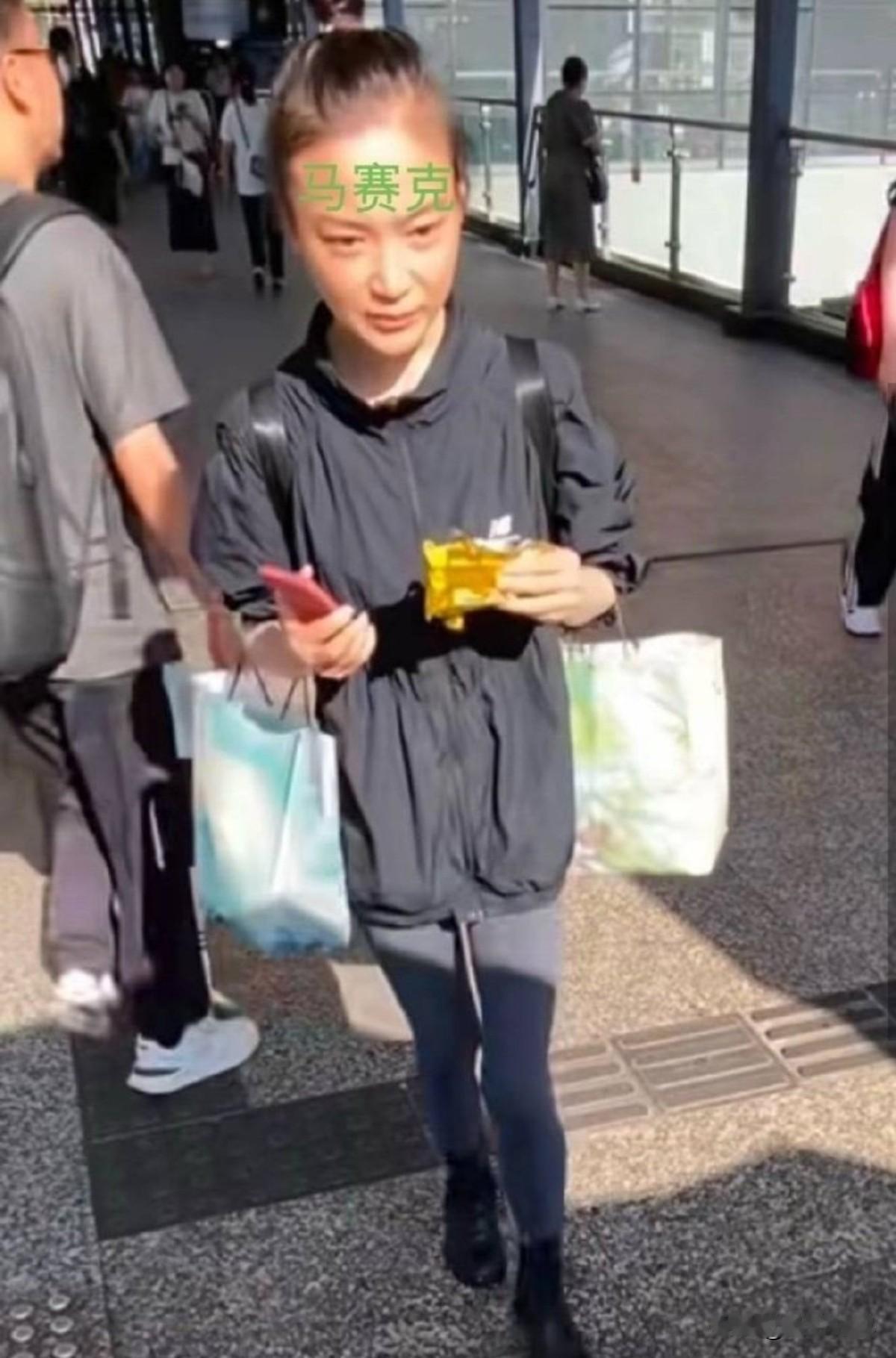 重庆肠粉摊这一幕属实刷新认知，区区几块钱肠粉，有人拿旧支付截图蒙骗摊主，被戳穿后