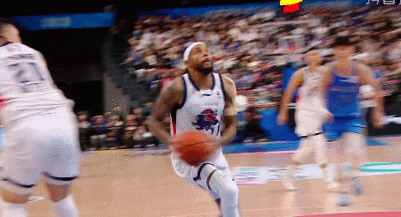 隔扣周琦，言语挑衅，山东外援珀塞尔这也太狂了，也难怪周琦情绪失控。

慢动作看，