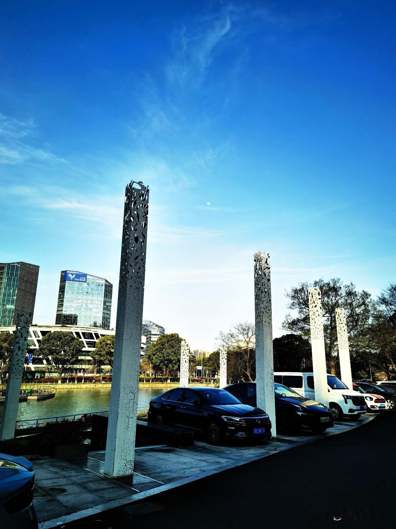 黄昏时分在小区河边散步，随手拍了几张照片分享给大家。

天空是深邃的蓝，幽静深远