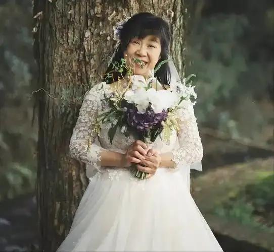 一、因为她写的诗风格独特。很多人也在写诗，但大多是模仿别人的，没有自己的特点。