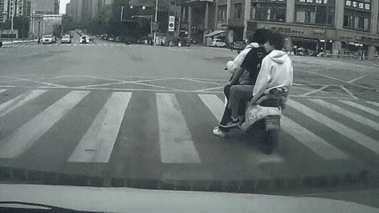 三个小伙子骑着一辆摩托车，本来就超载，谁知摩托车刚过路口就起了幺蛾子。
坐在最前