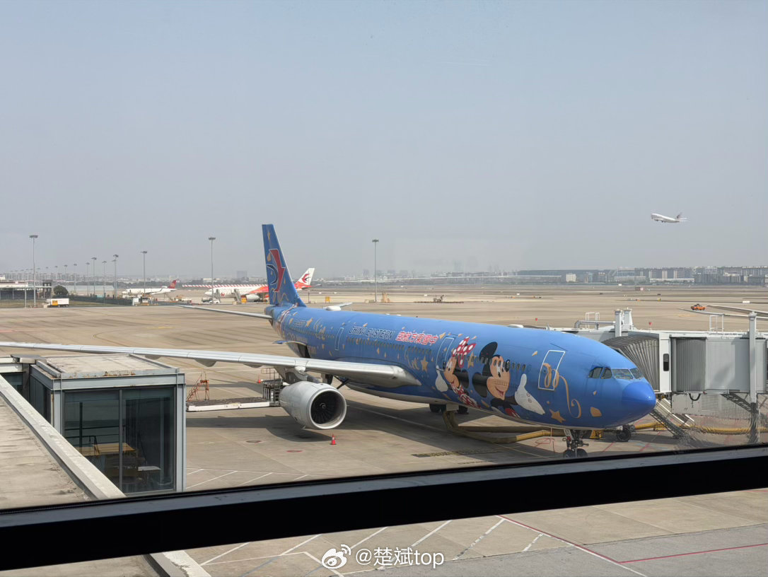 去北京，东航的飞机有WI-FI，这可太爽了不会失联了，以后我出门尽量坐东航，银卡