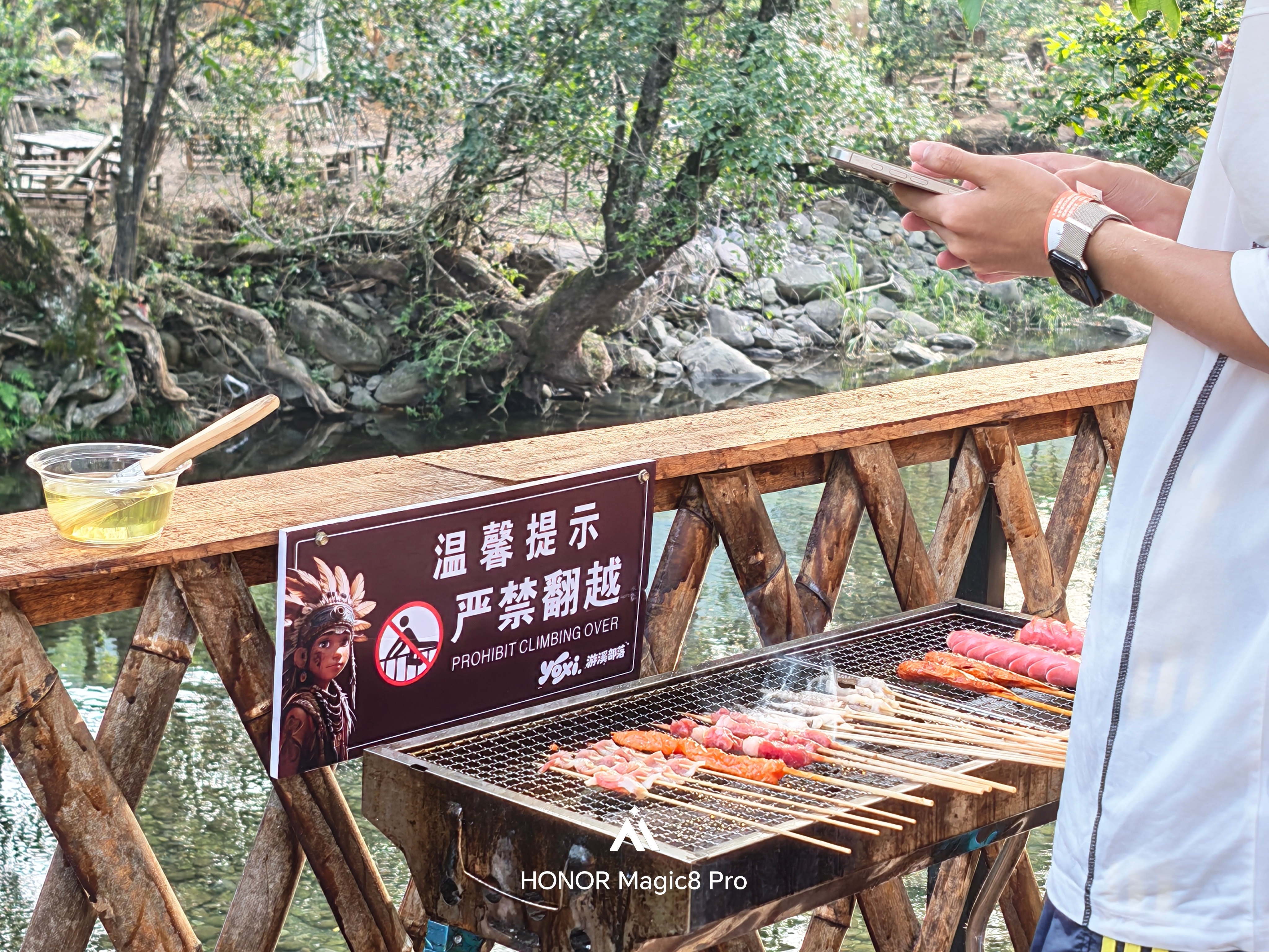 今日拍摄非常疯狂6点起床做好的妆发9点半准时出发拍完……现在的我发型是没有的妆也