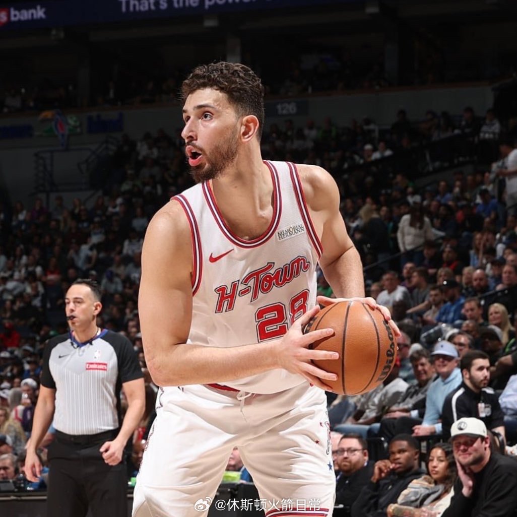 记者：我知道你专注于每一场比赛，没有想得太远。但是如果你回想一下去年进入季后赛时