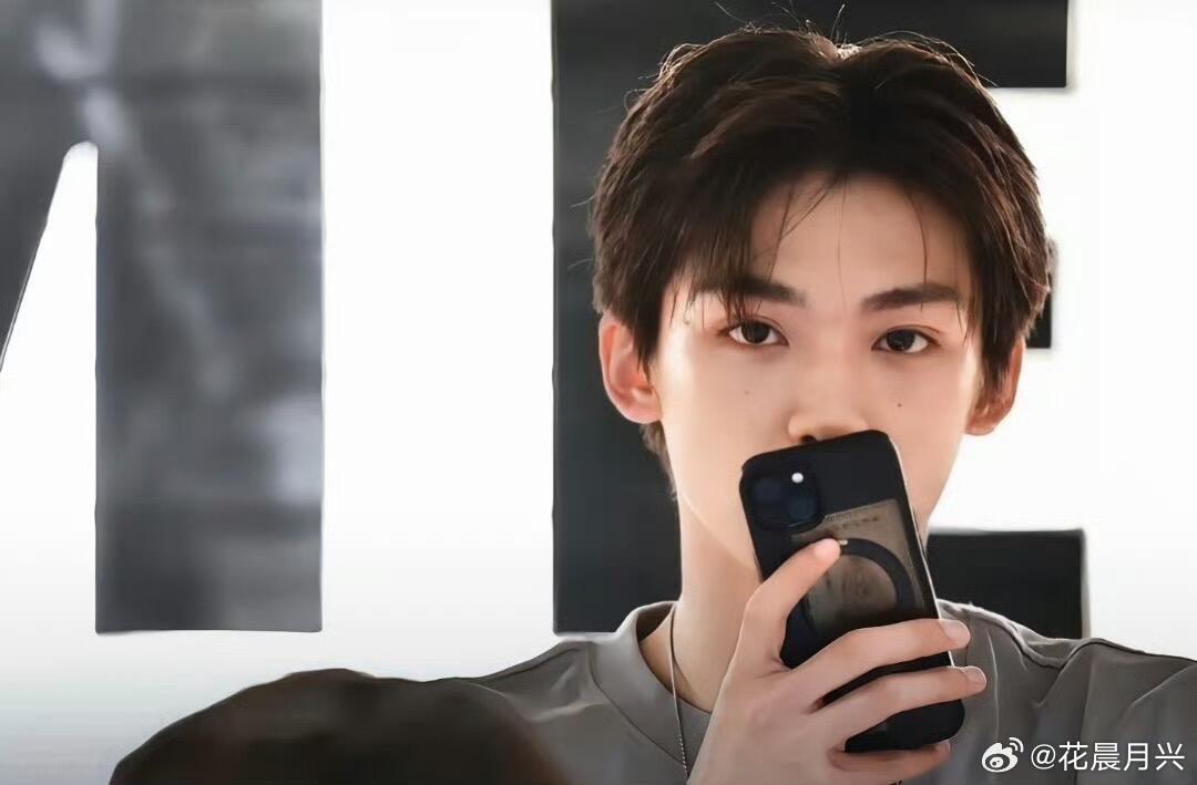 本来以为是愚人节随便玩玩，结果被梓渝粉丝狠狠震撼到了资讯博主“刚刚”搞活动：评论