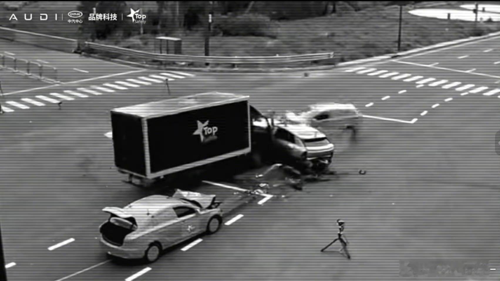 奥迪E7X拒绝应试随便撞这测试确实挺有意思了，以往我们看到的更多是特定场景下的碰