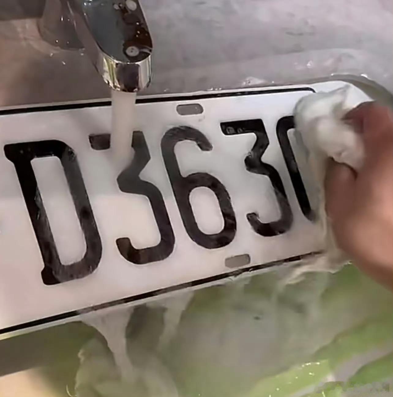 多地新能源车牌绿色变白色故意污损机动号牌，甚至网上还有教程，好家伙，这可真刑真铐