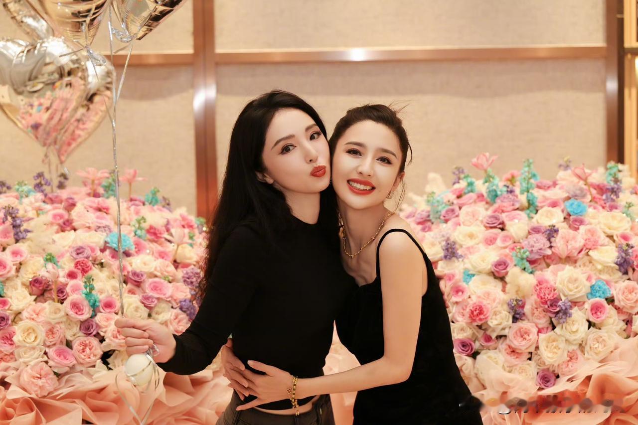 佟丽娅过生日，亲如姐妹的董璇和女儿送上最甜蜜的祝福。小酒窝和佟丽娅的儿子围在妈妈