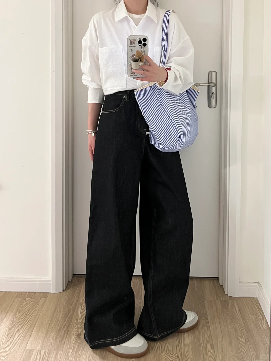 初夏干净清爽｜简单白衬衫+慵懒牛仔裤