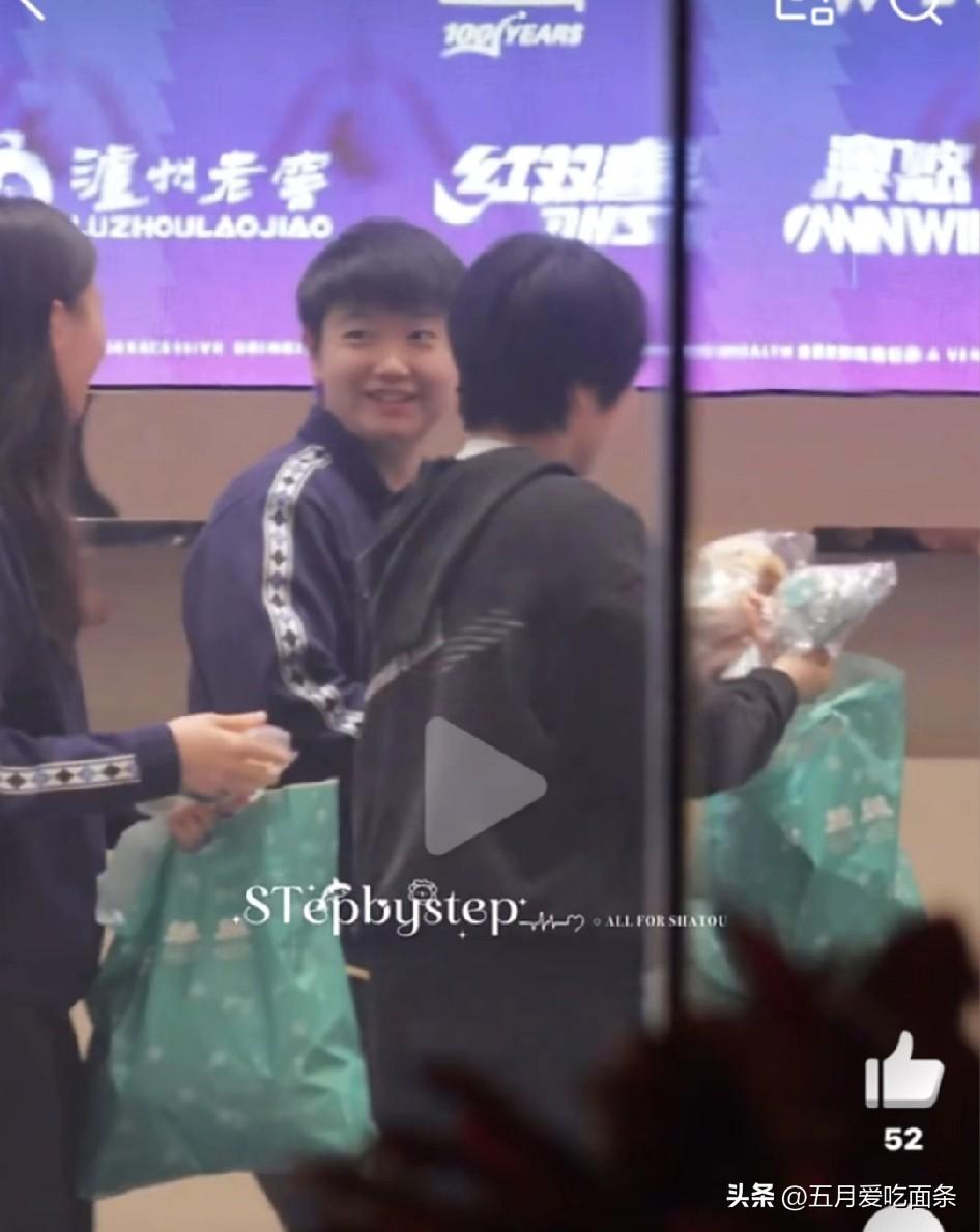 有预感，莎莎会问小蘑菇要这个挂件玩偶的[呲牙][呲牙][呲牙]。
世界杯晚宴结束