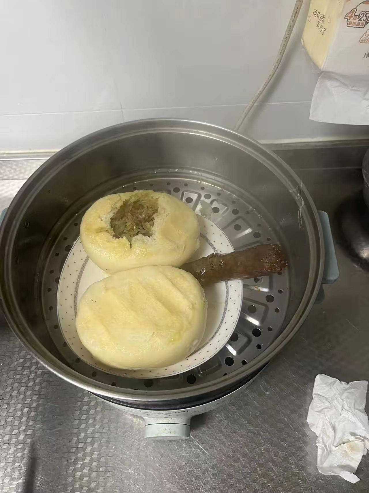 儿子儿媳吵架，
婆婆劝不动儿子，直接踢了儿子一脚。
转身就提着买好的菜，
丢下孙