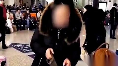 河南火车站，一个刚毕业的小伙子，正踮着脚在出口找人，一个大妈悄没声地凑过来，压低
