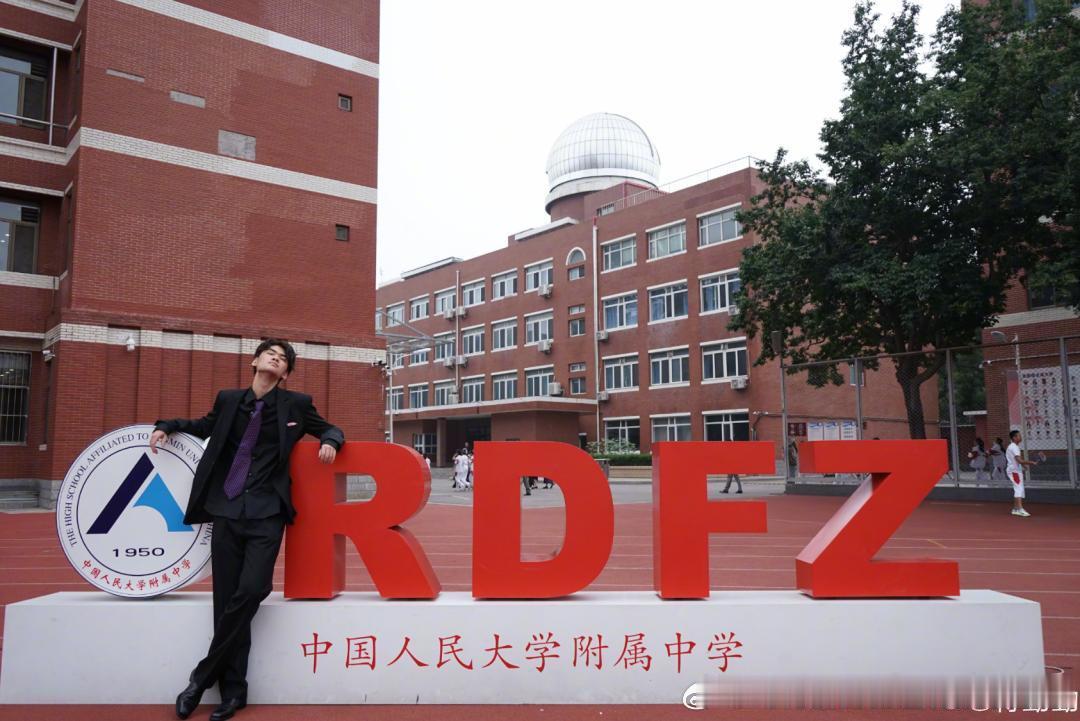 蒋勤勤发布参加儿子毕业典礼照片，儿子身高引发讨论，高出陈建斌半个头。获得海淀区“