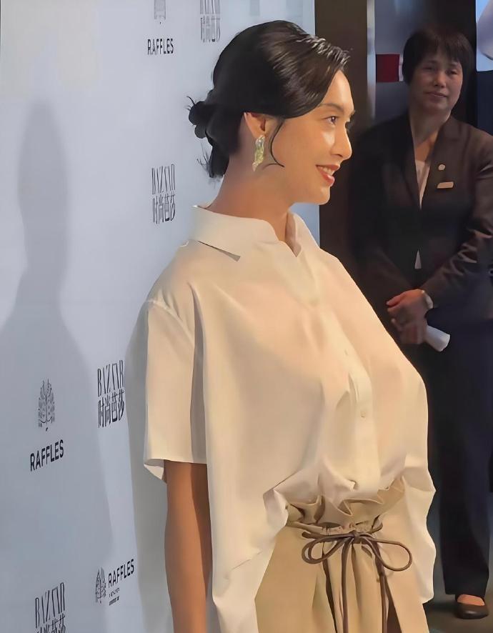 54岁的朱茵，还是那个让人一眼心动的紫霞仙子。虽然年过半百，可她身上的灵气和那股