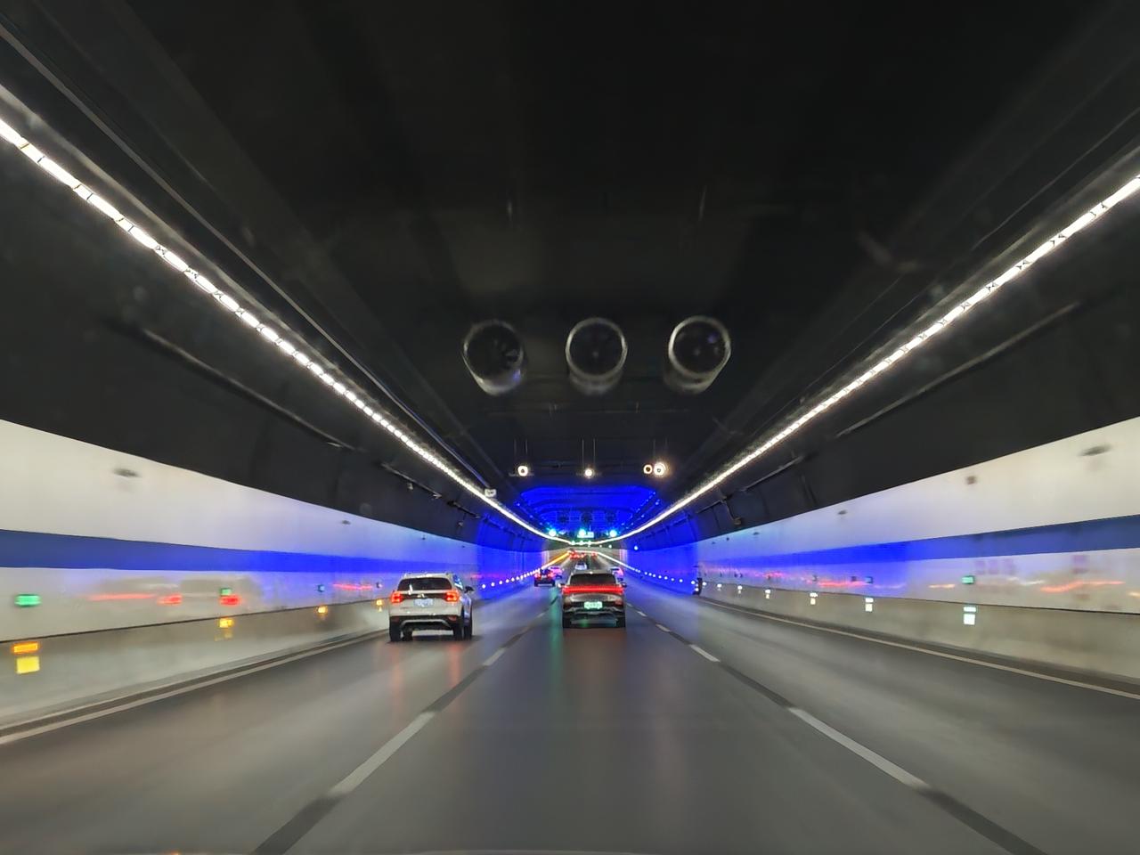 分享一下你随手拍下的照片穿梭在城市的蓝色隧道里，车灯与灯带交织成流动的光河，前方