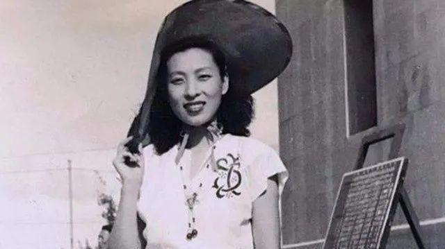 1936年 香港 ，一对男女“翻云覆雨”之后，男人伸出手抚摸着对方，随后却贴在耳