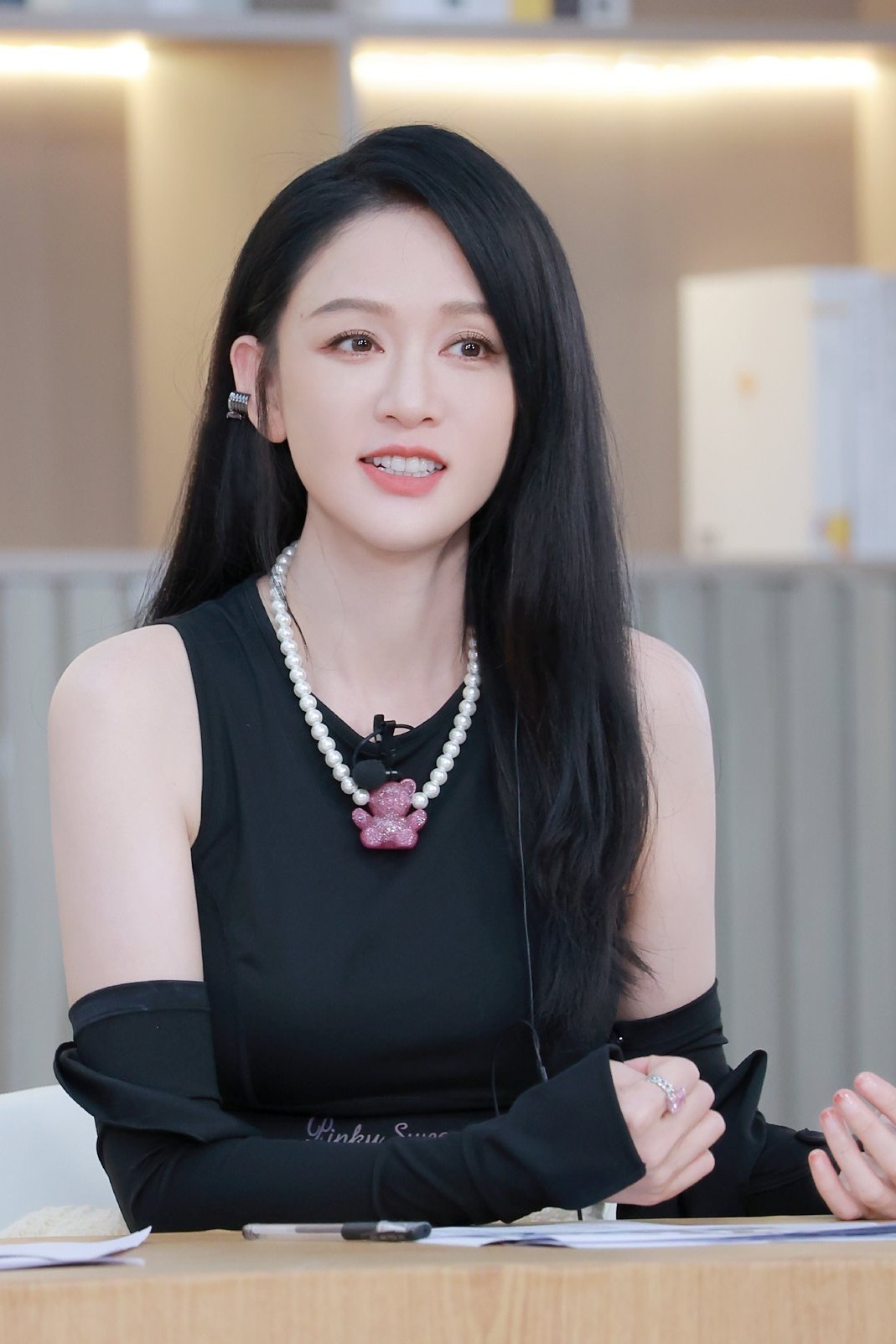 1.公司对张凌赫的片酬抽成很高，看似资源好戏约多，但真正到他手里的没剩多少，还不